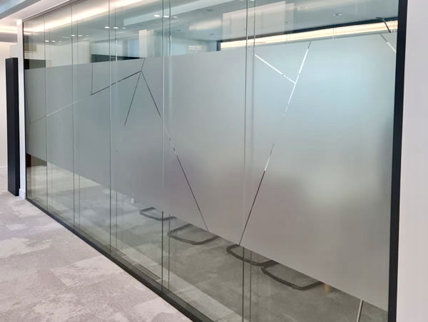 HABILLAGE ADHÉSIF SABLÉ : BUREAUX, SALLES DE RÉUNIONDonnez de l’intimité tout en gardant la transparence !