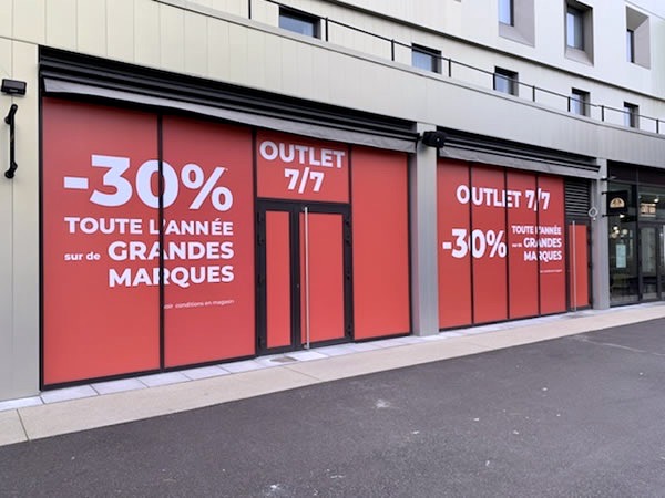 FULL COVERING VITRINE AVEC ADHÉSIF(ouverture, fermeture, événements…)Faites vivre votre point de vente en fonction de l’actualité !